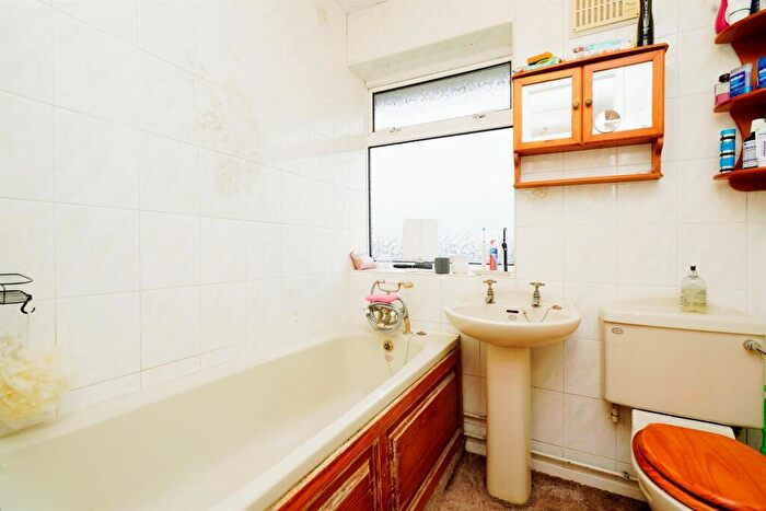 3 Bedroom End Of Terrace House For Sale In Castle Croft Road, Luton, LU1