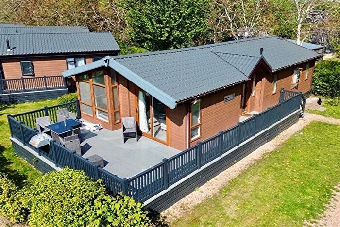 3 Bedroom Mobile/park Home For Sale In Southampton Rd, Fordingbridge, SP6