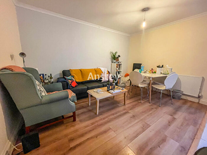 3 Bedroom Flat To Rent In Ripstone Gardens, Southampton, SO17