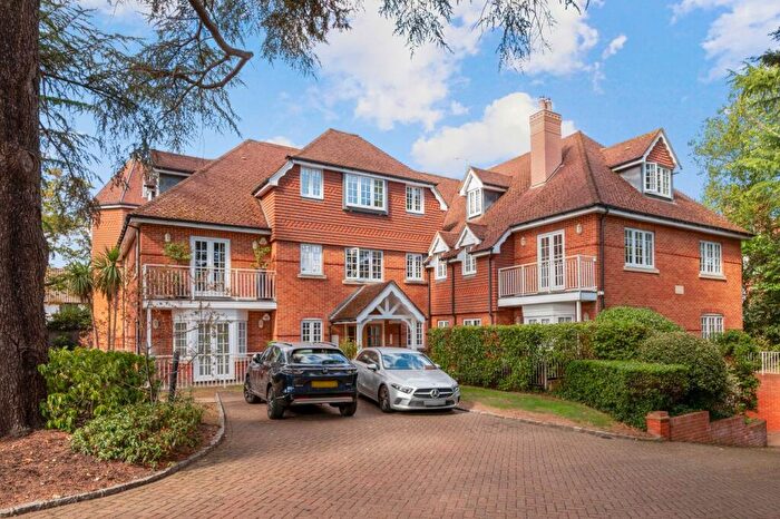3 Bedroom Apartment For Sale In Oatlands Chase, Weybridge, KT13