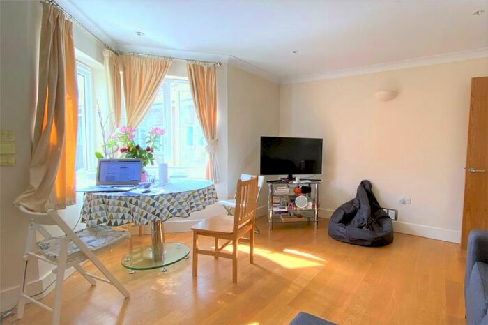 Apartment To Rent In Stag Court, Leslie Road, N2