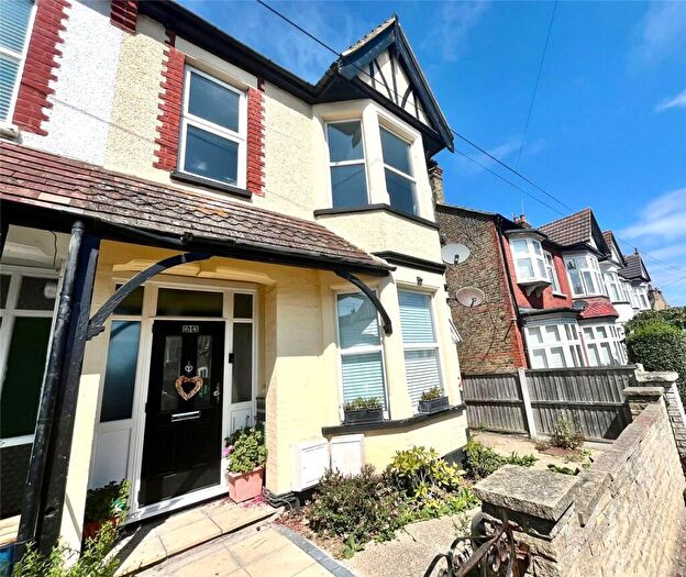 2 Bedroom Apartment For Sale In Southbourne Grove, Westcliff-on-Sea, Essex, SS0