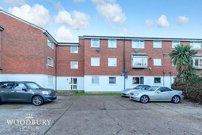 2 Bedroom Flat For Sale In Swans Hope, Loughton, IG10