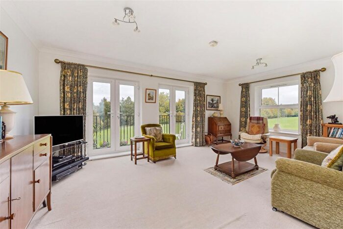 2 Bedroom Flat For Sale In Tudor Court, Liphook, GU30