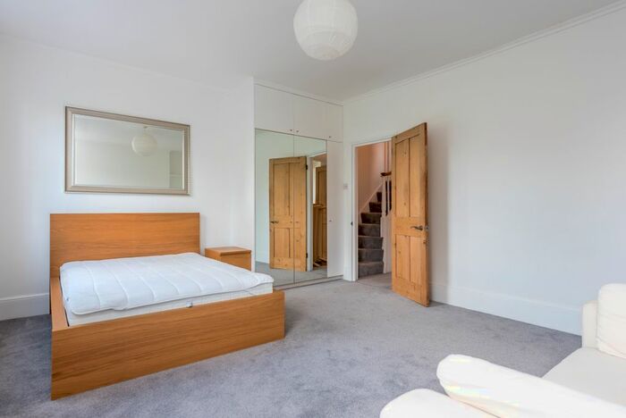 Studio To Rent In Thornhill Sq, London, N1