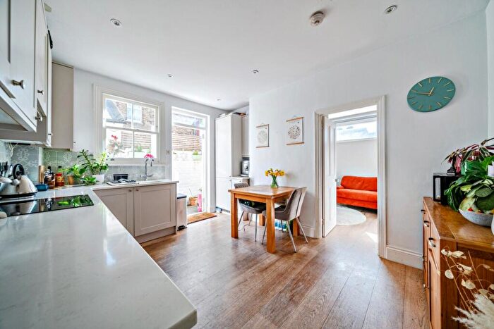 2 Bedroom Flat For Sale In Dagnan Road, Balham, London, SW12