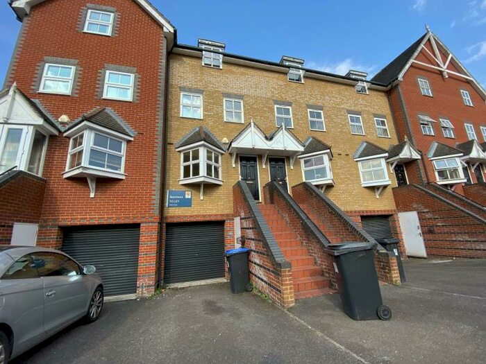 4 Bedroom Town House To Rent In Woking, GU21