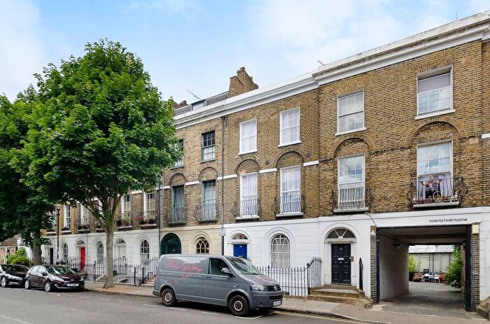 2 Bedroom Maisonette To Rent In River Street, Islington, London, EC1R
