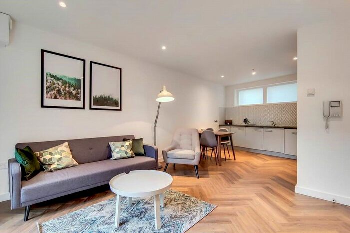 2 Bedroom Flat To Rent In Reading Lane, Hackney, London, E8