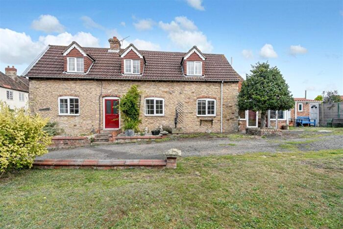 3 Bedroom Link Detached House For Sale In High Burgage, Winteringham, DN15