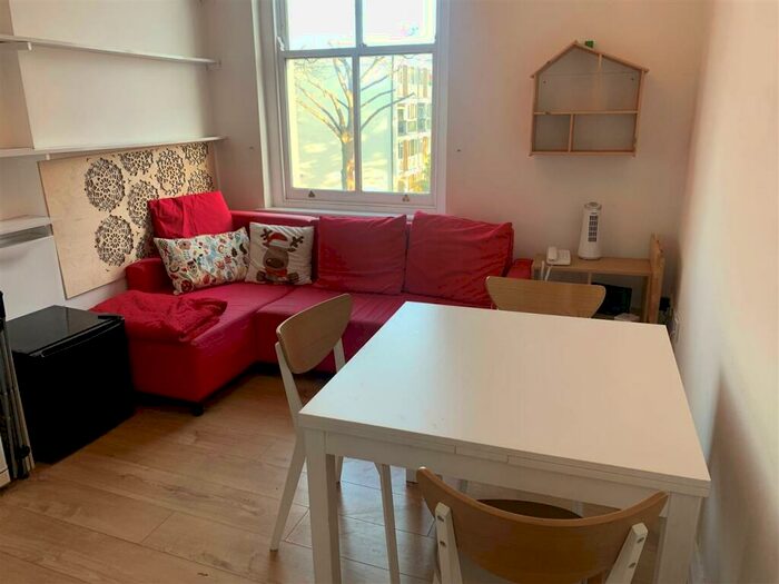 2 Bedroom Flat To Rent In Camden Road, London, N7