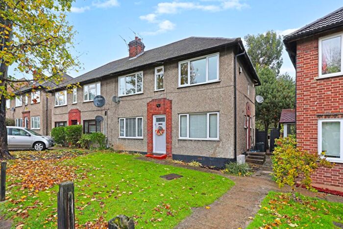 2 Bedroom Maisonette For Sale In St Anthonys Avenue, Woodford Green, IG8