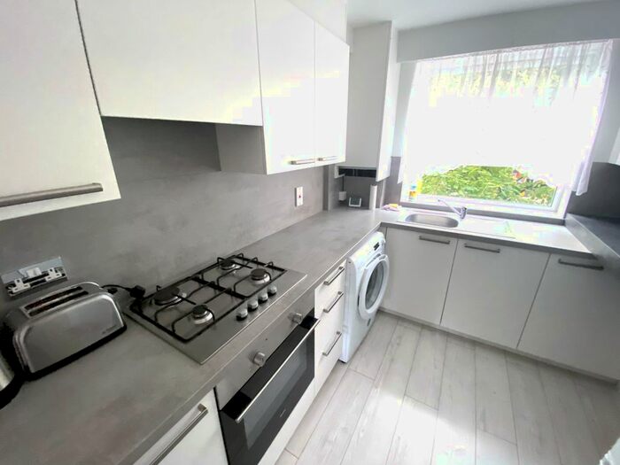 1 Bedroom Flat To Rent In Queens Ave, Rainham, RM13