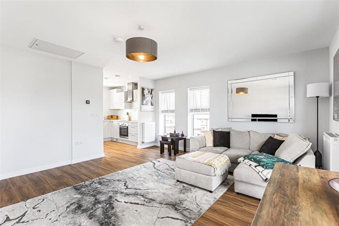 2 Bedroom Flat For Sale In Grosvenor Walk, Hertford, SG14