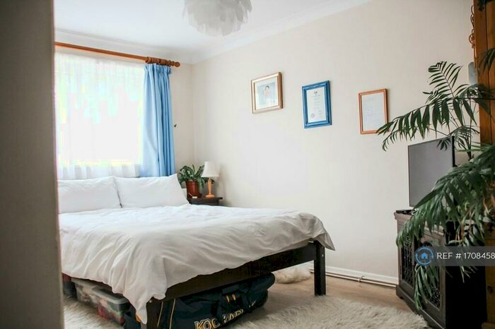 2 Bedroom Flat To Rent In Priory Close, Walton-On-Thames, KT12