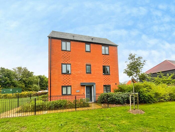 4 Bedroom Semi Detached House For Sale In Treetop Avenue, Basingstoke, RG23