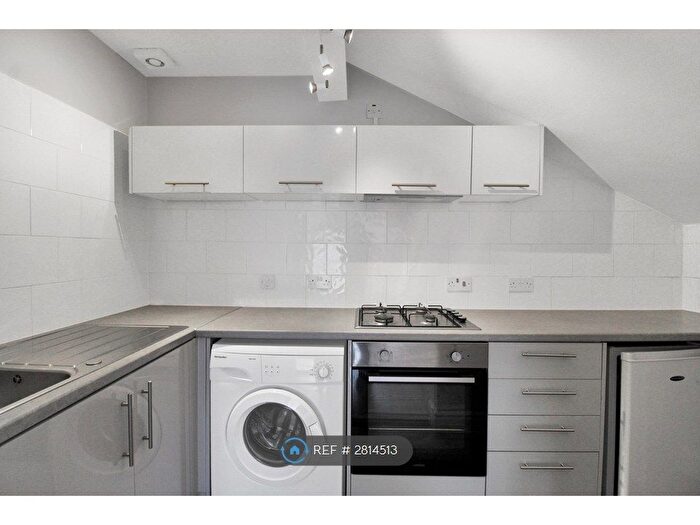 2 Bedroom Flat To Rent In Aigburth Road, Liverpool, L17