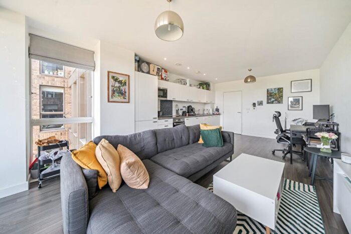 2 Bedroom Flat For Sale In Adenmore Road, London, SE6