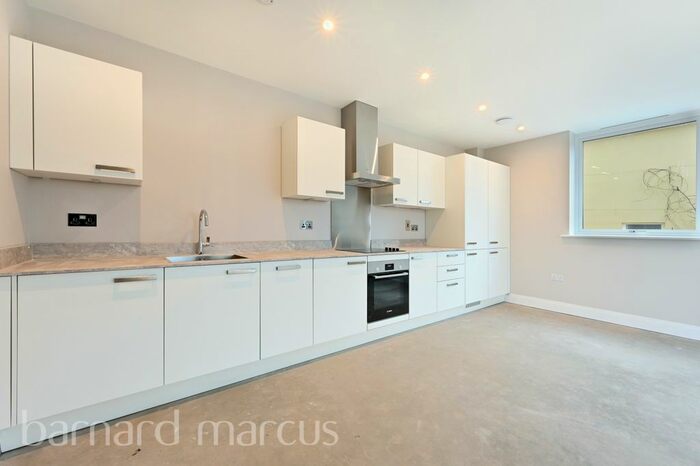 3 Bedroom Flat To Rent In East Street, Epsom, KT17