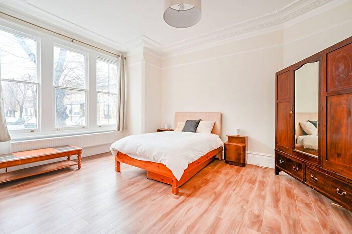 1 Bedroom Flat To Rent In Linden Gardens, Chiswick, London, W4