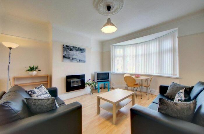 2 Bedroom Flat To Rent In Benton Road, High Heaton, Newcastle Upon Tyne, NE7