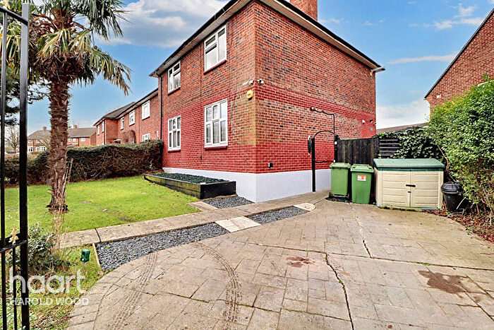 1 Bedroom Flat For Sale In Sedgefield Crescent, Romford, RM3
