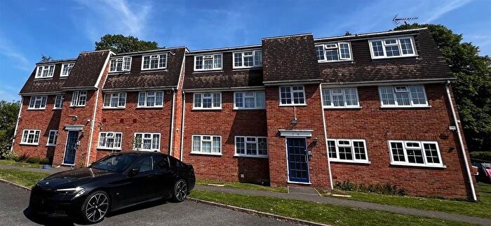 2 Bedroom Flat To Rent In Shelton Court, Slough, SL3