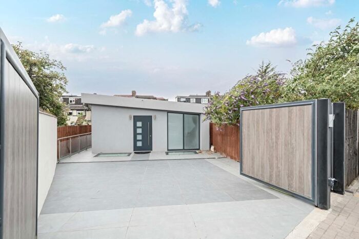 3 Bedroom Detached House To Rent In Wayside, Golders Green, NW11