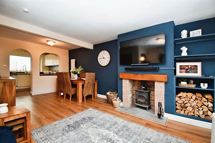 2 Bedroom Semi-Detached House For Sale In Clarondale, Hull, HU7
