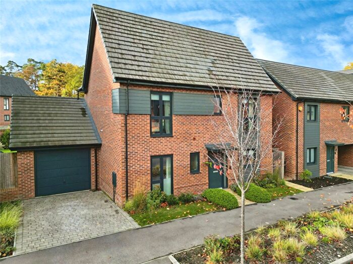 3 Bedroom Detached House For Sale In Lavant Way, Crowthorne, Berkshire, RG45