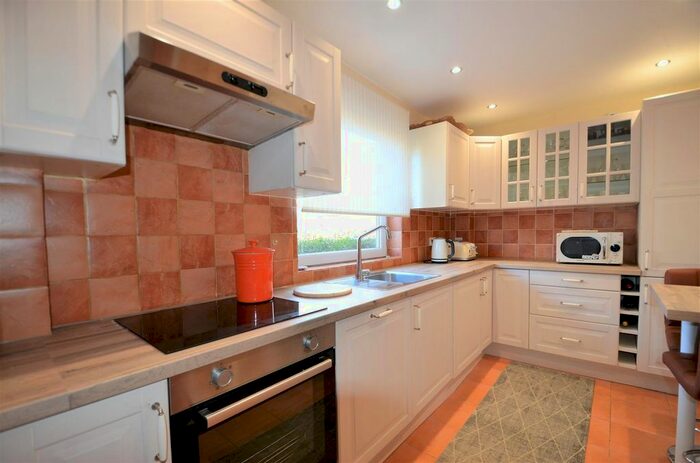 2 Bedroom Maisonette To Rent In Court Close, Aylesbury, HP21