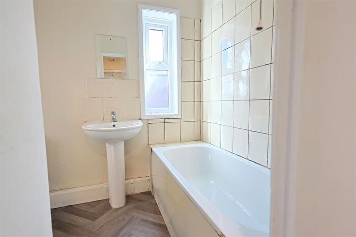 2 Bedroom Flat To Rent In Helmsley Road, Sandyford, Newcastle Upon Tyne, NE2
