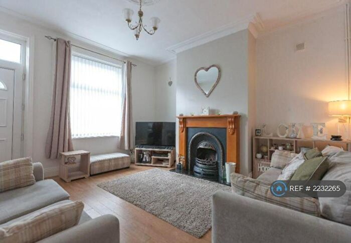 2 Bedroom End Of Terrace House To Rent In Rosemont Grove, Leeds, LS13