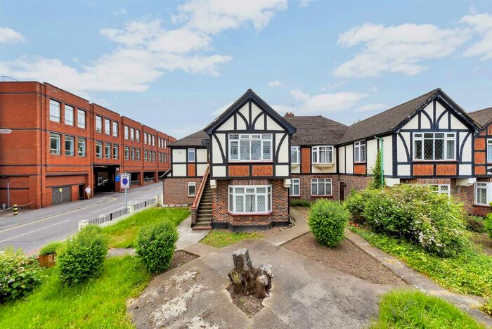 2 Bedroom Maisonette To Rent In Grove Road, Sutton, Surrey, SM1