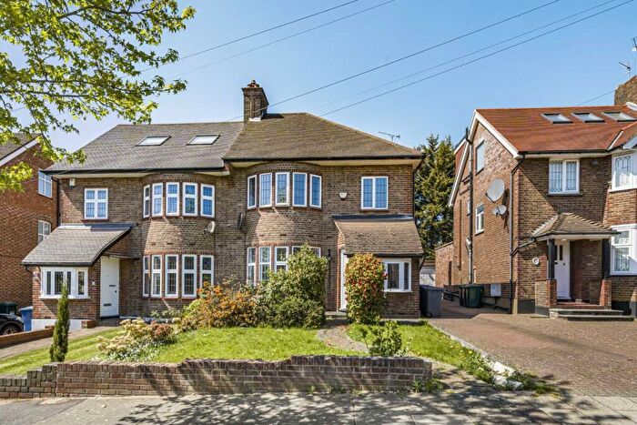 3 Bedroom House To Rent In Cissbury Ring South, North Finchley, N12