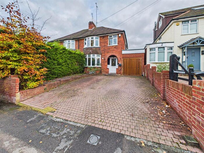 3 Bedroom Semi Detached House For Sale In Kentwood Hill, Tilehurst, Reading, RG31