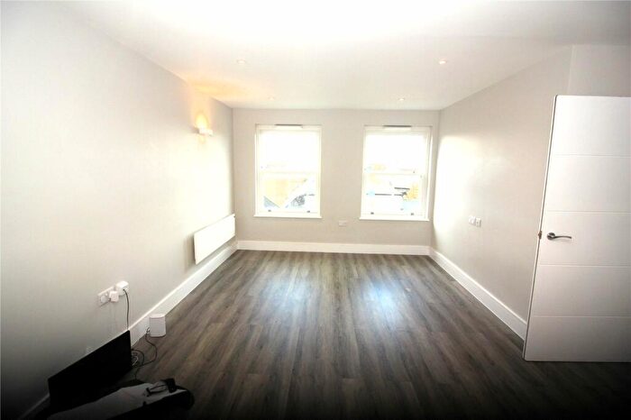 2 Bedroom Flat To Rent In High Street, Gravesend, Kent, DA11