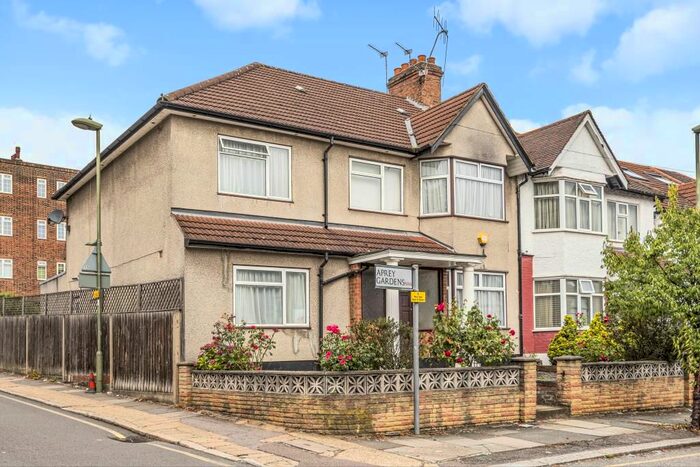 5 Bedroom Semi-Detached House To Rent In Aprey Gardens, Hendon, NW4