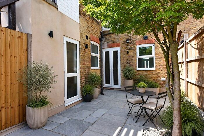1 Bedroom Flat For Sale In Washington Road, Worcester Park, KT4