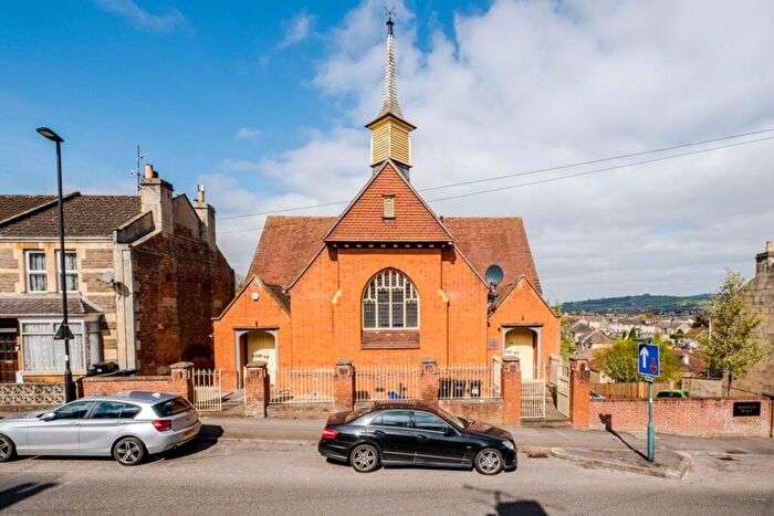 2 Bedroom Flat For Sale In Coronation Avenue, Bath, BA2