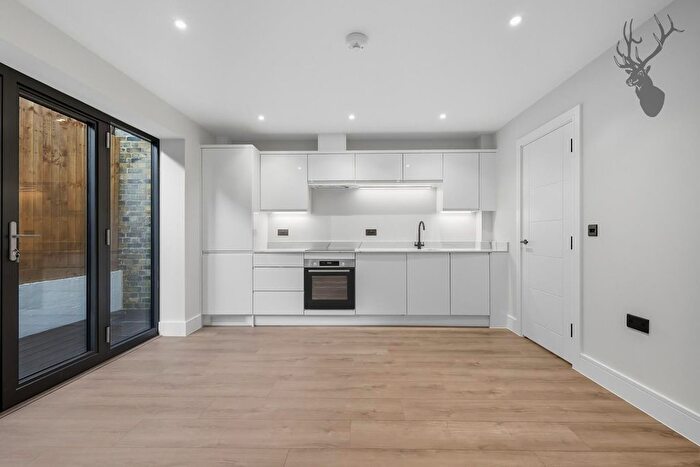 3 Bedroom Flat To Rent In Glebe Road, Dalston, E8