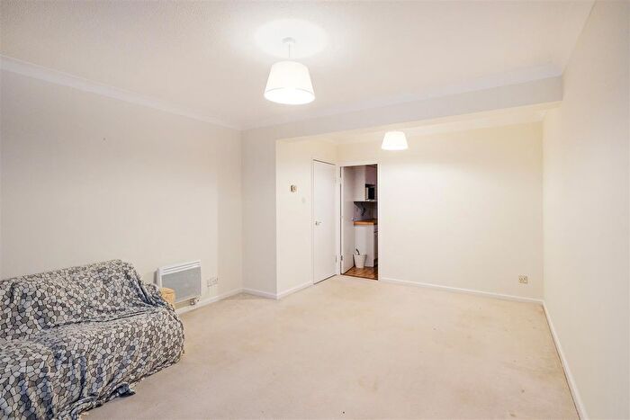 1 Bedroom Flat To Rent In Woodford Road, London, E18