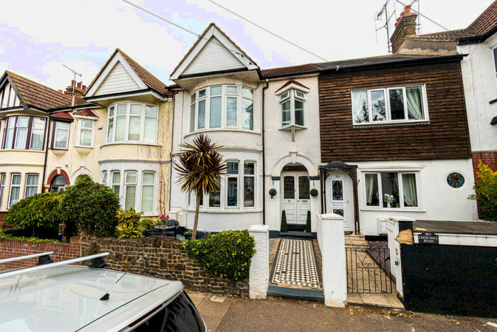 2 Bedroom Flat To Rent In Leigh Hall Road, Leigh-on-sea, SS9