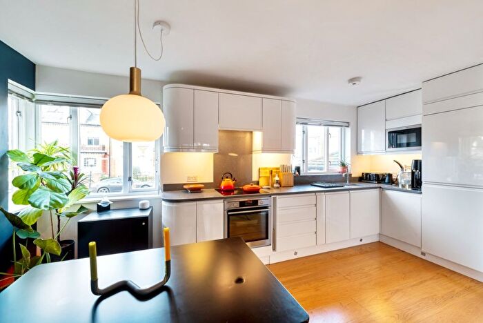2 Bedroom Flat For Sale In Hillbury Road, Balham, SW17