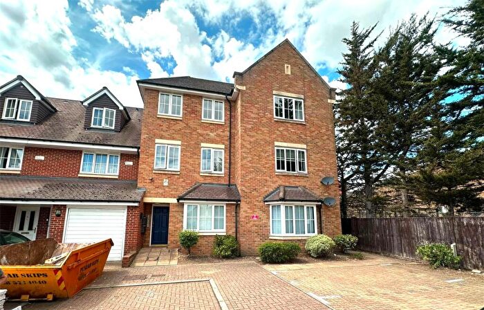 2 Bedroom Flat To Rent In Hayling Close, Slough, Berkshire, SL1