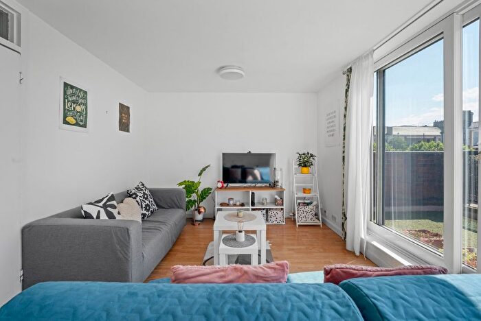 3 Bedroom Flat To Rent In Hoxton Street, Hoxton, N1