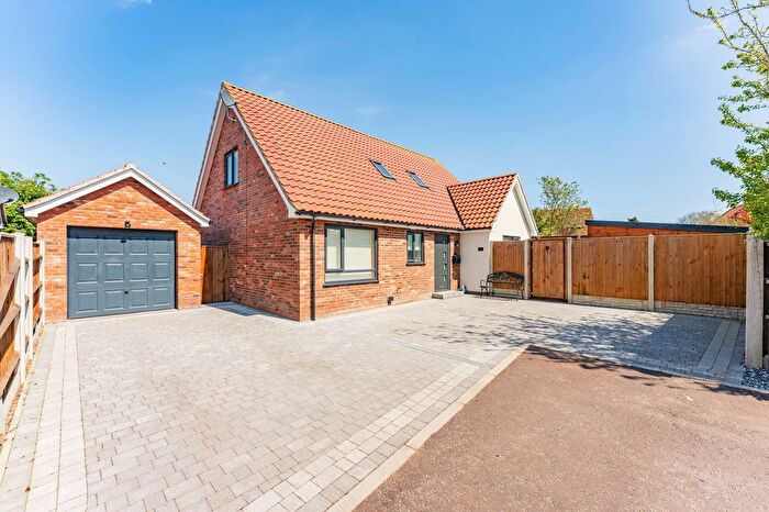 4 Bedroom Chalet To Rent In Bridle Close, Hemsby, NR29