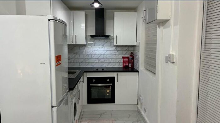 1 Bedroom Flat To Rent In Woodford Avenue, Ilford, Essex, IG2