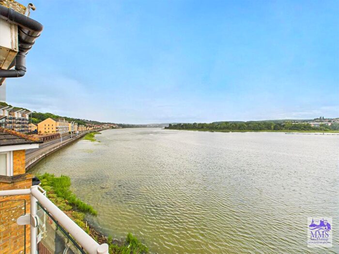 2 Bedroom Flat For Sale In Esplanade, Rochester, ME1