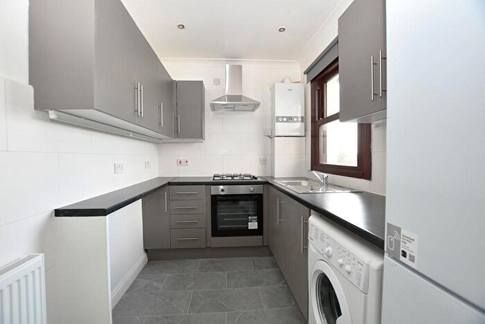 2 Bedroom Flat To Rent In Dagnall Park, London, SE25